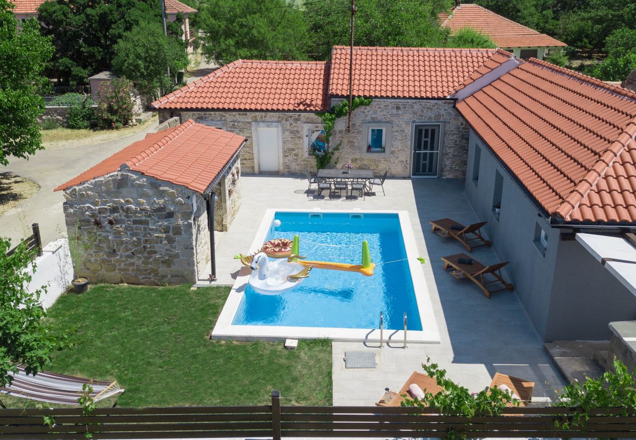 Hus i Dobra Voda - Poolincluded - Holiday Home Dobra Voda