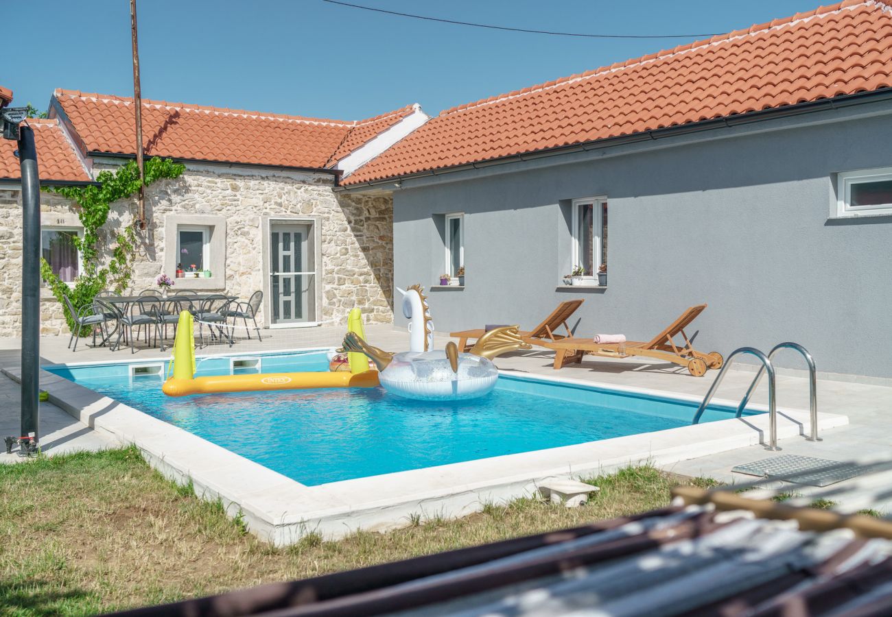 Hus i Dobra Voda - Poolincluded - Holiday Home Dobra Voda