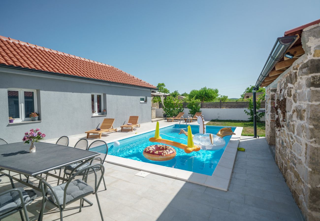 Hus i Dobra Voda - Poolincluded - Holiday Home Dobra Voda