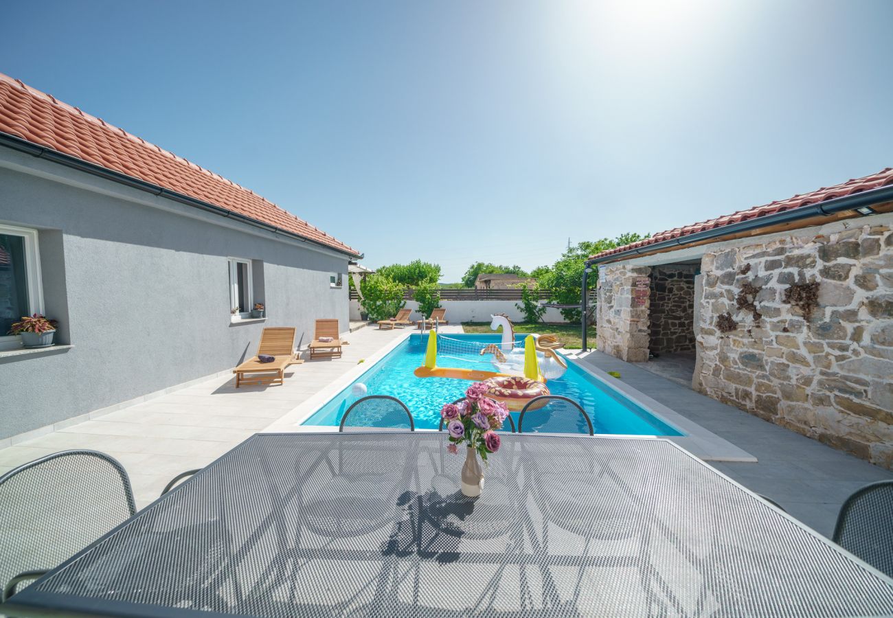 Hus i Dobra Voda - Poolincluded - Holiday Home Dobra Voda